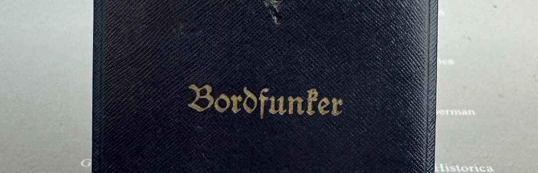Etui für das „Flache“ Bordfunkerabzeichen der Luftwaffe