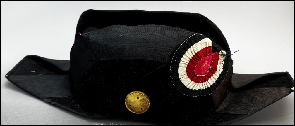 Ein Zweispitz der Kriegsmarine – vom ernsten Gebrauch zum Spaßgegenstand