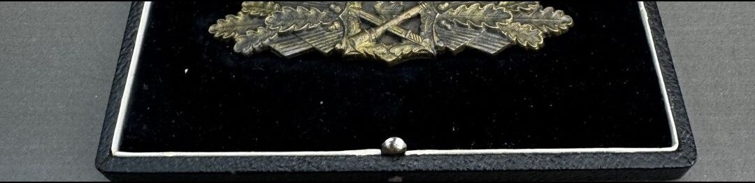 Die goldene Nahkampfspange und das offizielle Verleihungsetui